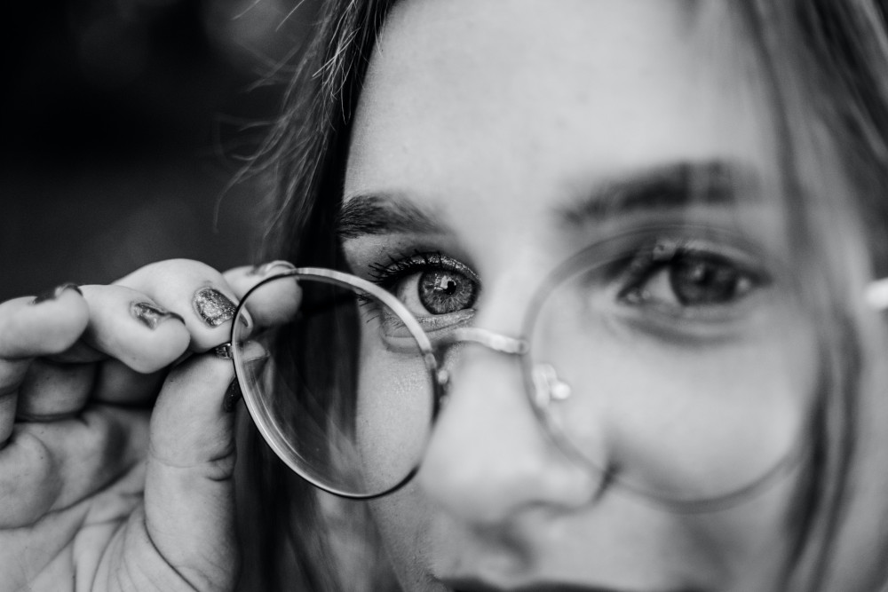 Detail dívčího obličeje s brýlemi