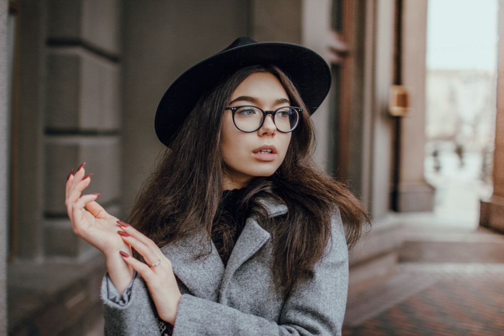 Dívka s módními image brýlemi