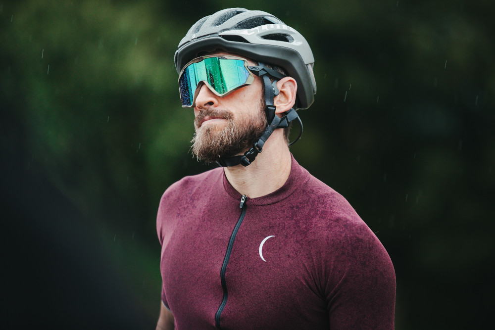 Cyklista se sportovními brýlemi