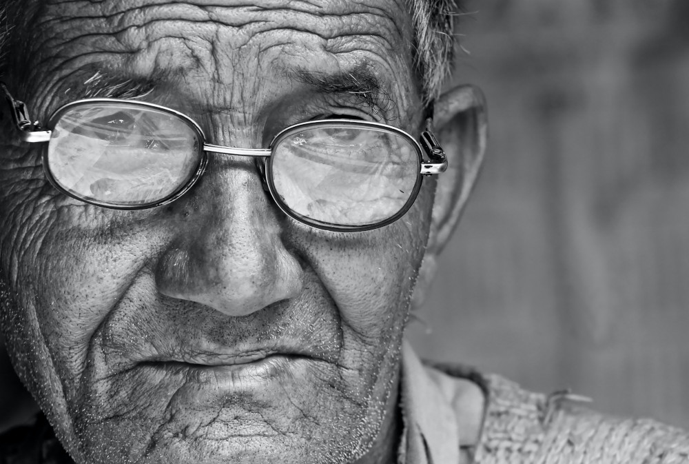 Detail starého muže s brýlemi